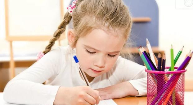 他高考时将自己名字写错，北大教授复查试卷后激动拍桌：破格录取