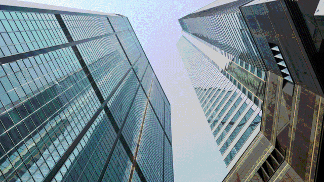 中产阶级的这种神话，是可以轻易幻灭掉的，一瞬间