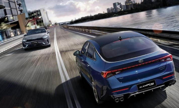 起亚K5为什么翻不了身？明明低一等还敢玩“三大件”内外有别