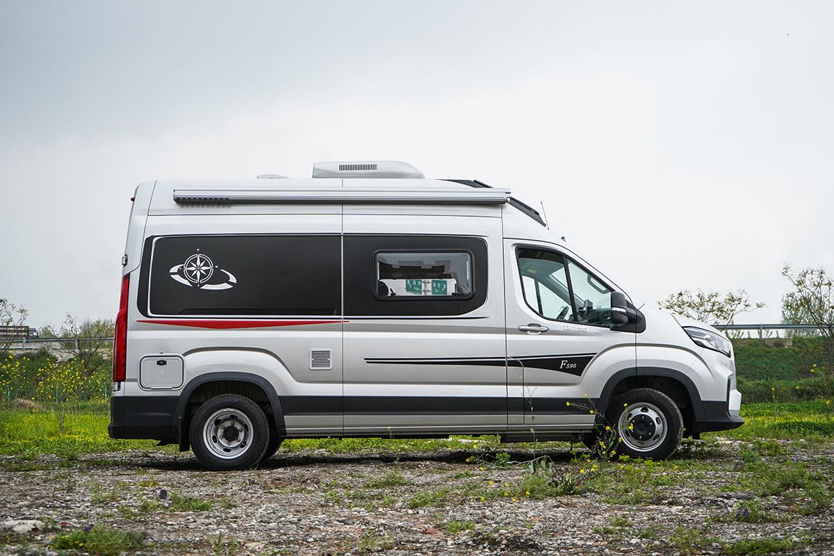 卫航新款大通v90 b型房车,从副驾上车,听说2人出行都选它