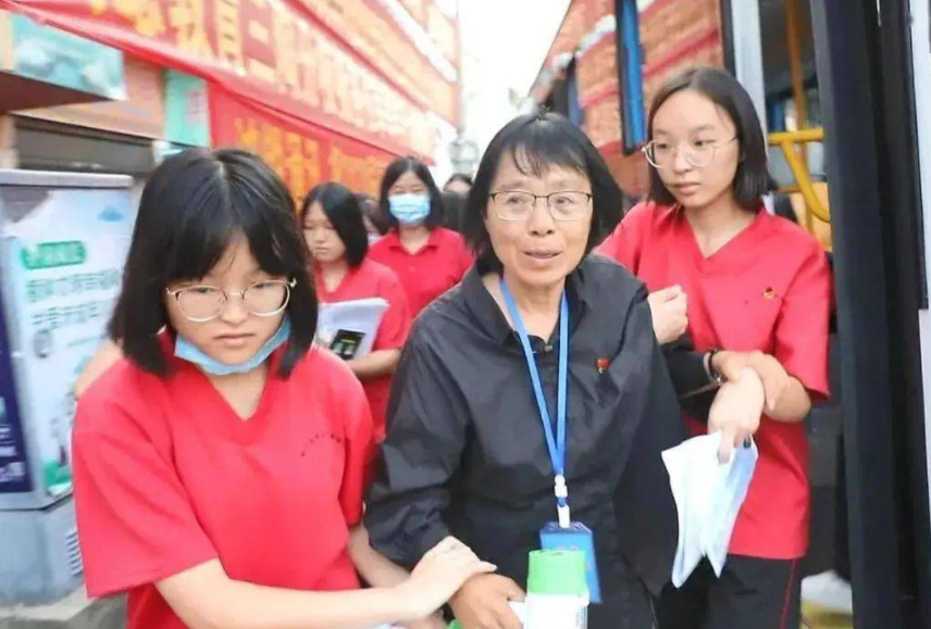 华坪女高校长张桂梅，被写进《简史》，她用行动诠释何为师者仁心