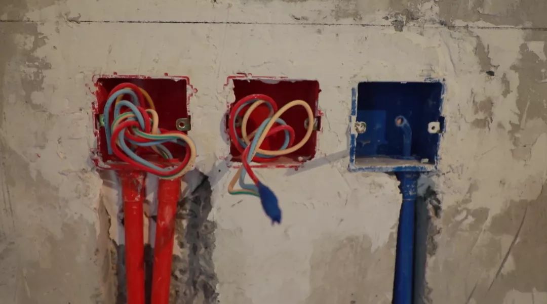 这房子暗得我看不下去了！改造之后变八口阳光之家