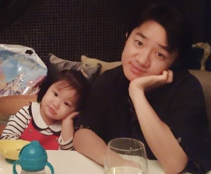 王祖蓝晒女儿帮剃胡须，Gabby却分心对镜摆拍，古灵精怪像爸爸