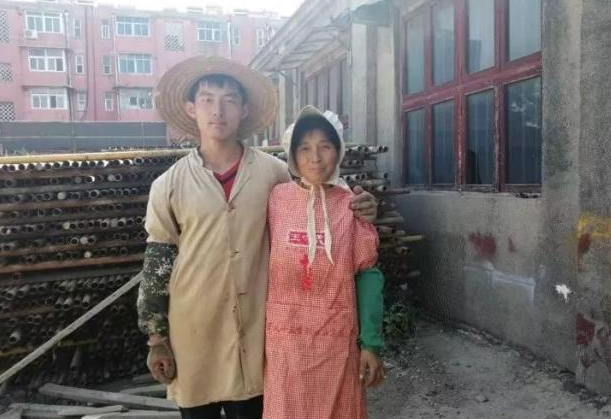 贫困少年高考713分，收到清华的录取通知书时，与母亲在工地搬砖