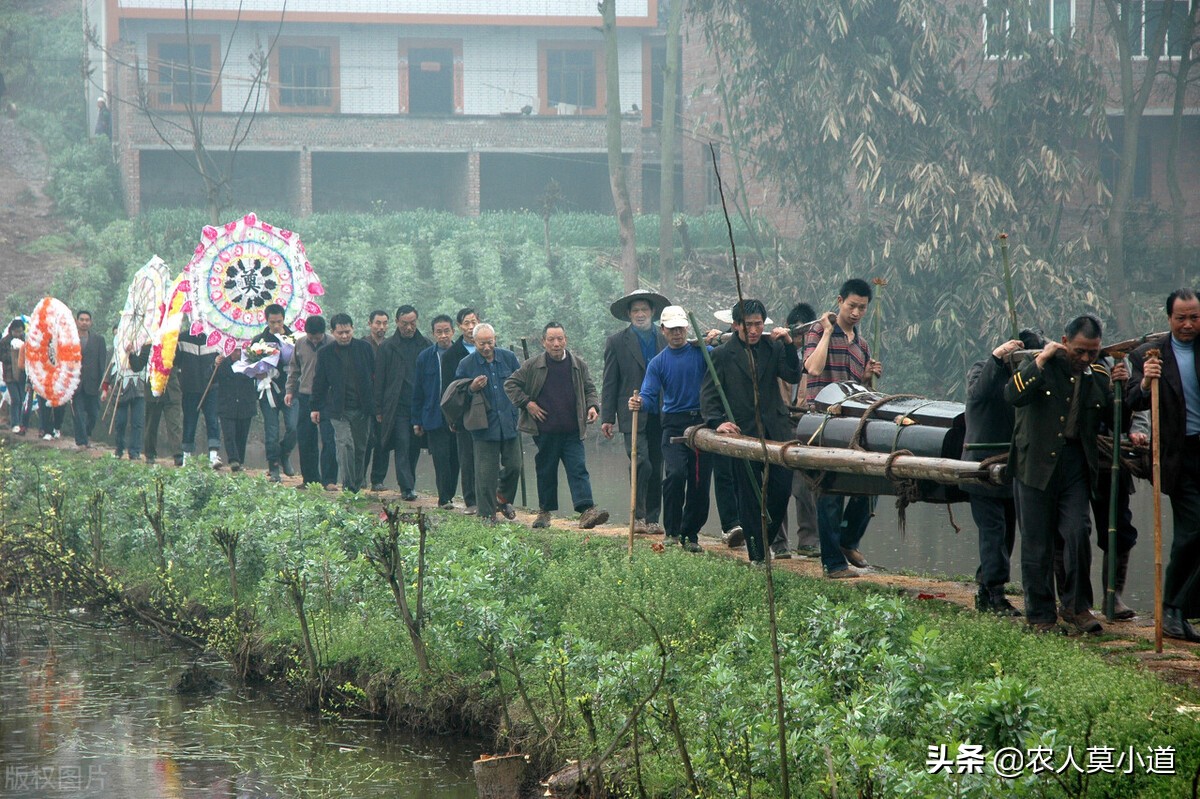 土葬和火葬的成本哪个高？为何农村人喜欢土葬呢？有什么差别呢？