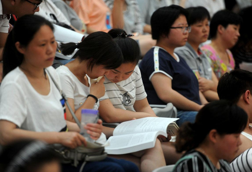 为啥大学录取通知书都用EMS快递？别的快递咋没资格？缘由很暖心