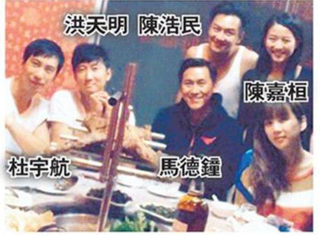 娇妻连剖4胎还“狼吻门”出轨？被阿娇声讨的陈浩民靠烂片养家？