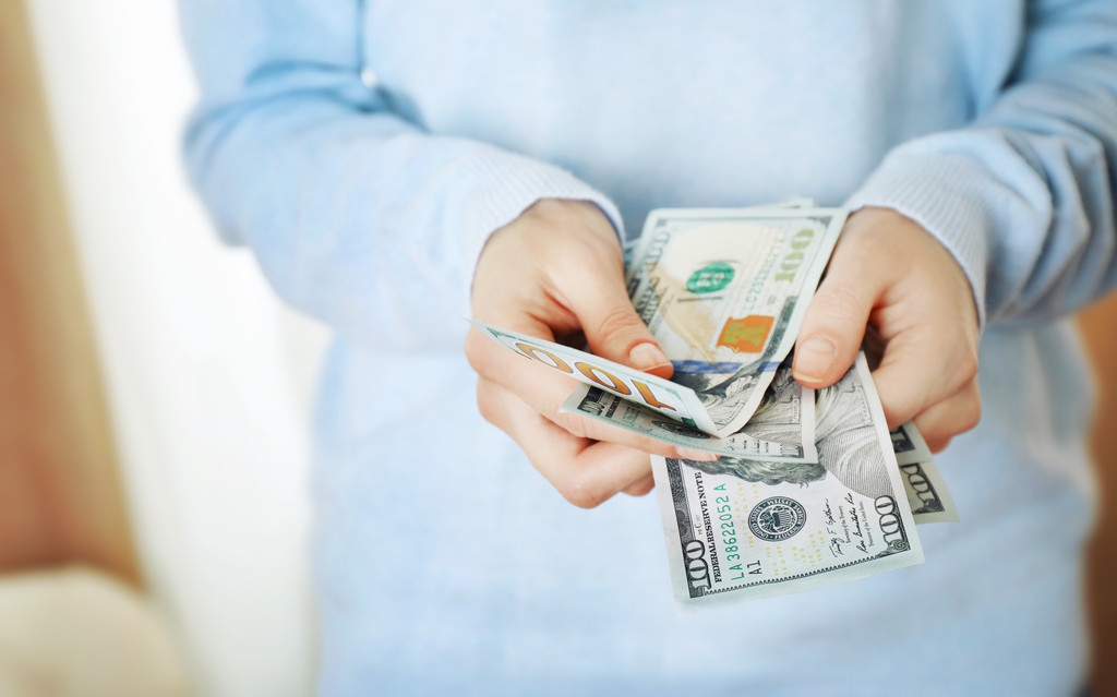 买什么礼物给老婆（给老婆买礼物对方什么反应）