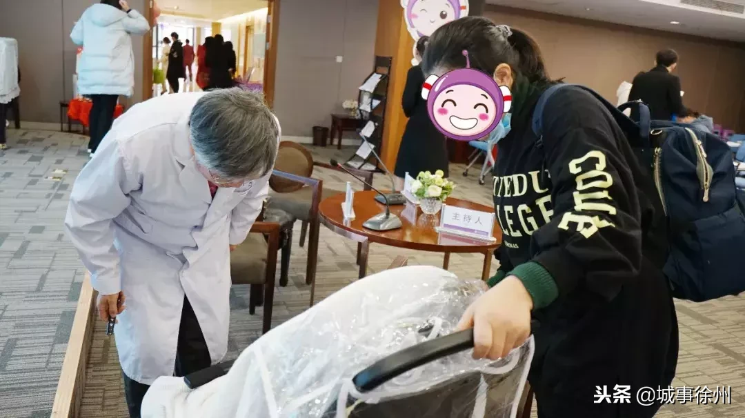 她们泪洒现场,泣不成声,到底是怎么回事?