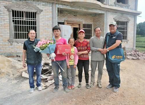 贫困少年高考713分，收到清华的录取通知书时，与母亲在工地搬砖