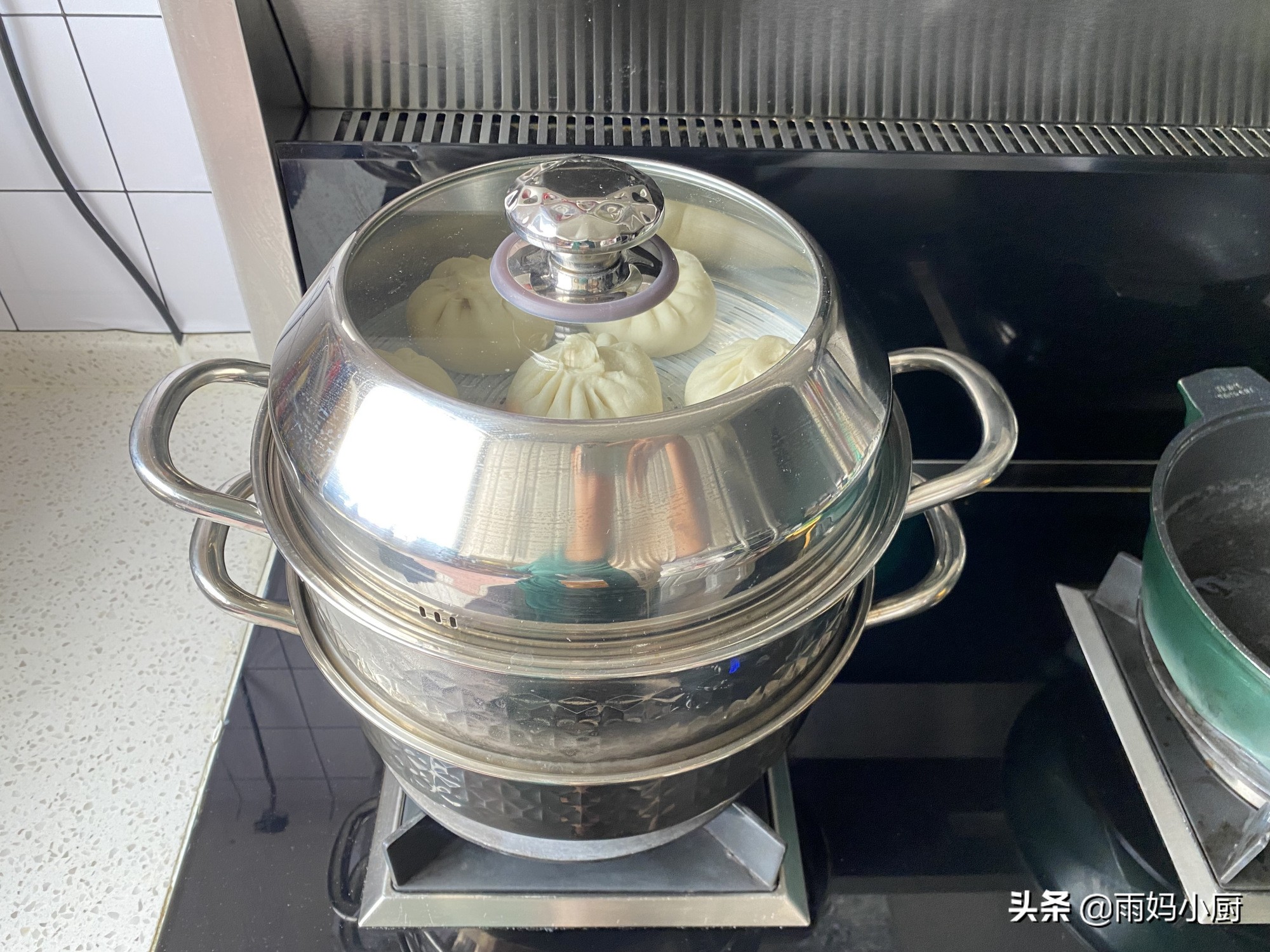 香菇木耳猪肉包子的家常做法，1次发酵真省事，外皮暄软馅料多汁