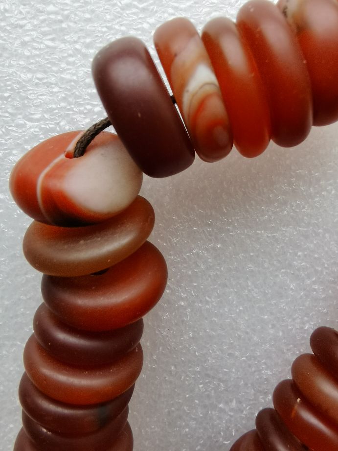 圆盘状战国红玛瑙片珠(珠子表面坑坑洼洼) 第3张