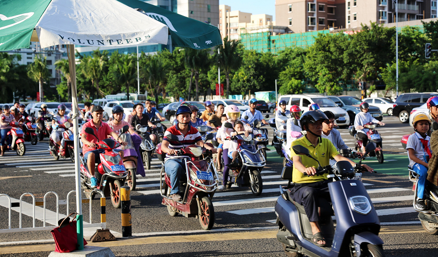 电动车迎来新规？车主：上牌、戴头盔能理解，这次有点让人搞不懂