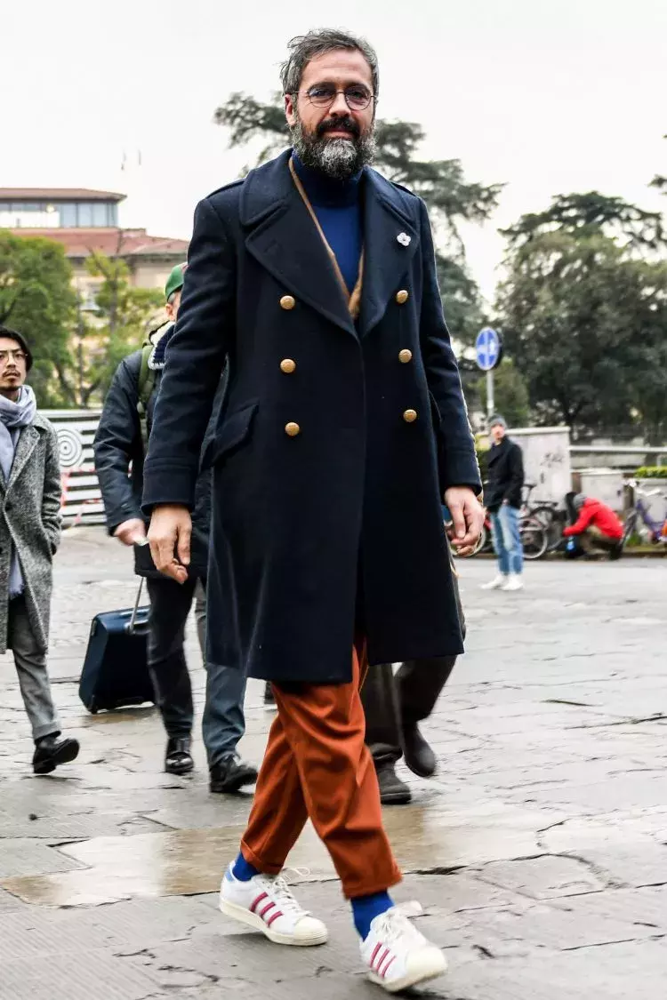 高领针织衫搭配什么外套好男士(穿搭丨冬季必需品，高领针织衫这么穿更有型)