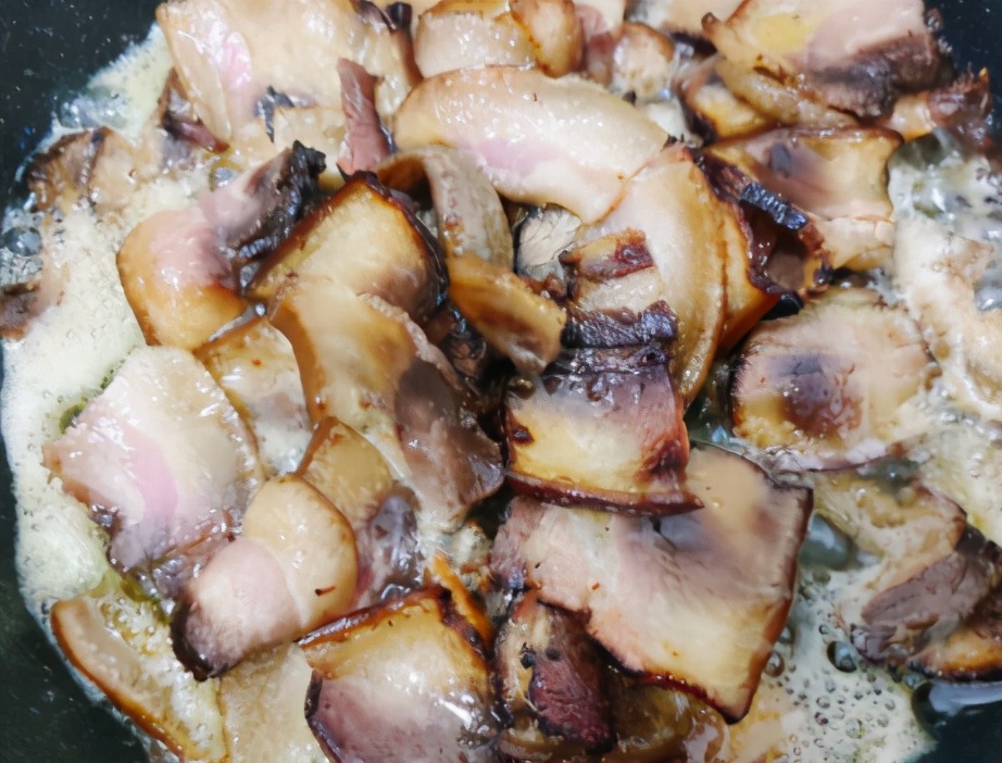 我家每年要囤15斤的菜，和腊肉是绝配，一泡一炒鲜香十足，解馋