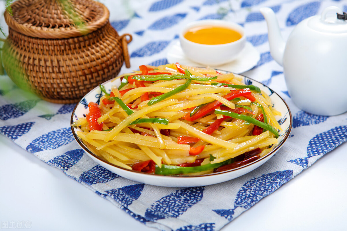 土豆丝怎么炒好吃又简单？家常土豆丝的做法，土豆丝清脆又爽口