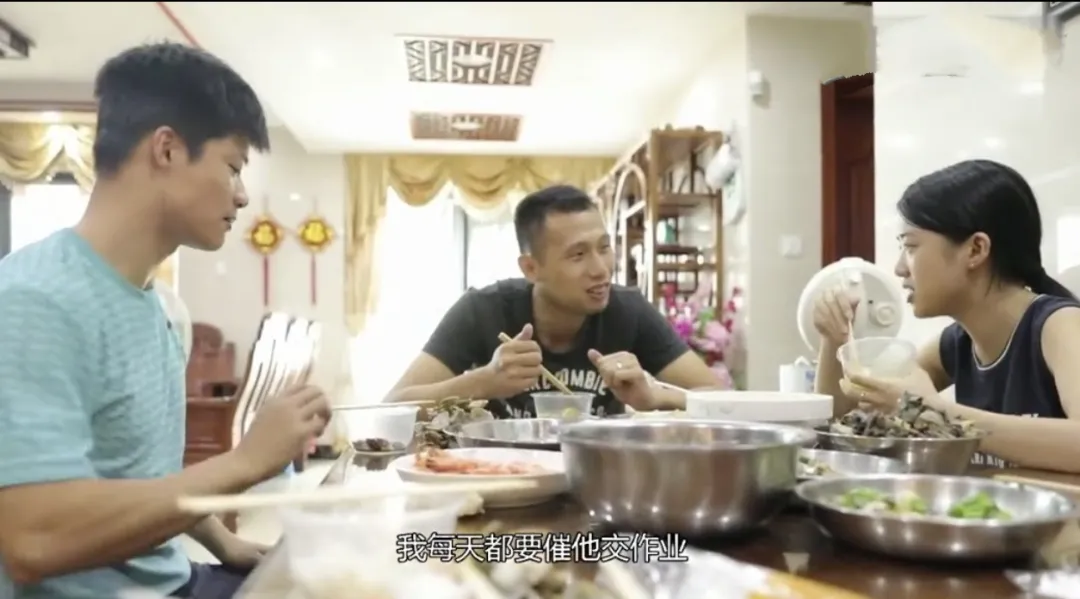 苏炳添百米封神后，“添嫂”曝光，从校服到婚纱的爱情太甜了