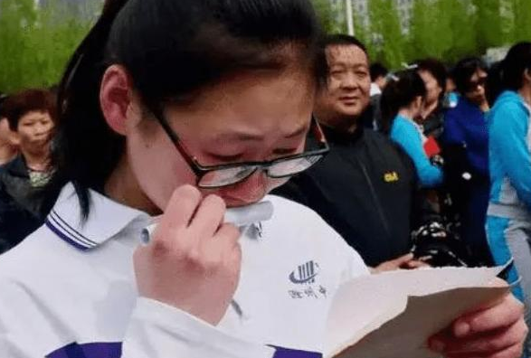 奶奶的“神预测”，梦见孙子的高考成绩是666分，最终考了多少分