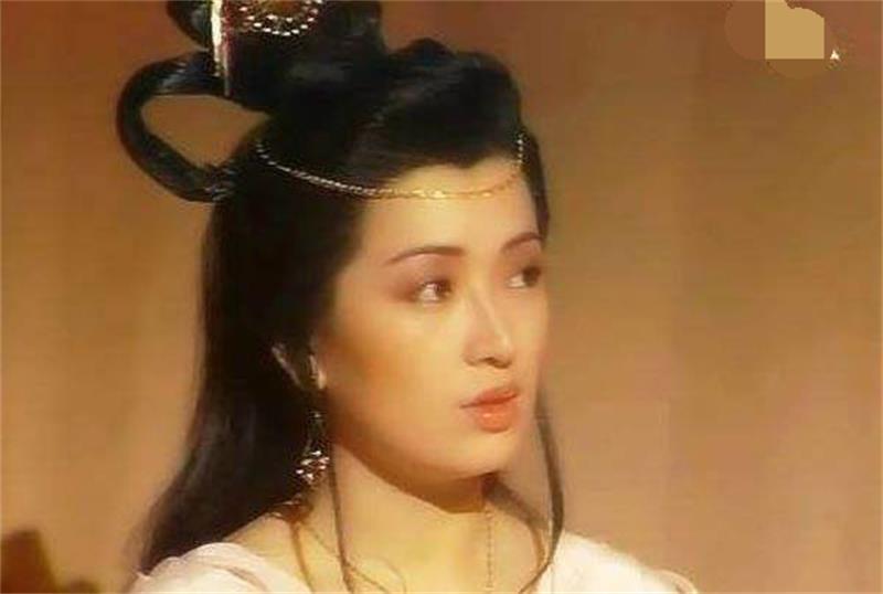 出演"李紫琼"的杨宝玲是1987届香港小姐冠军,五官明秀大气;扮演"周