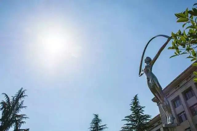 陕西最“豪华”大学之一！坐拥4大“网红”食堂，游泳馆、商业街一应俱全！