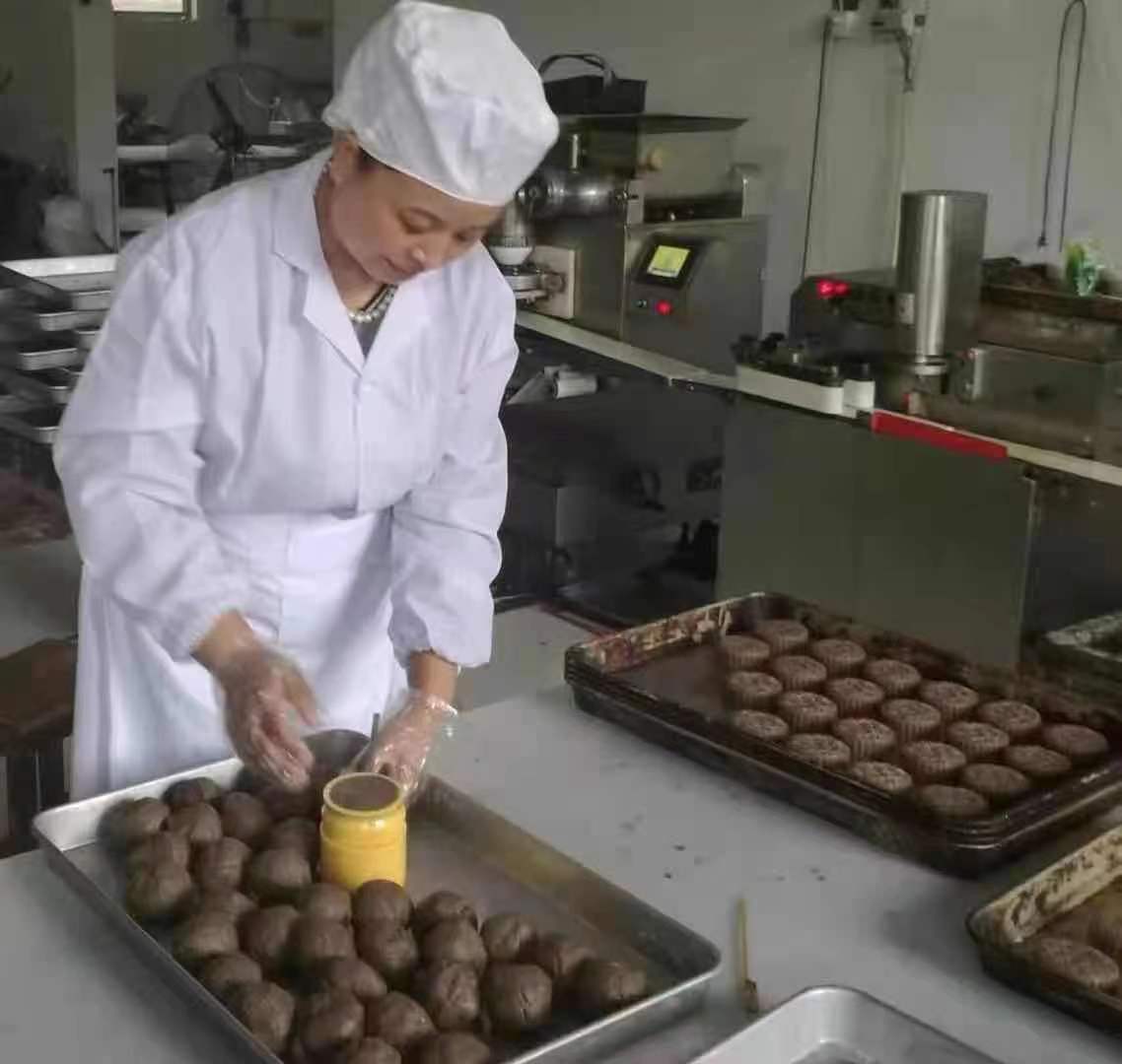 新乡一百年糕点传承人直播带货年销售额冲至700万，洪水中她曾用糕点甜了救援英雄的心