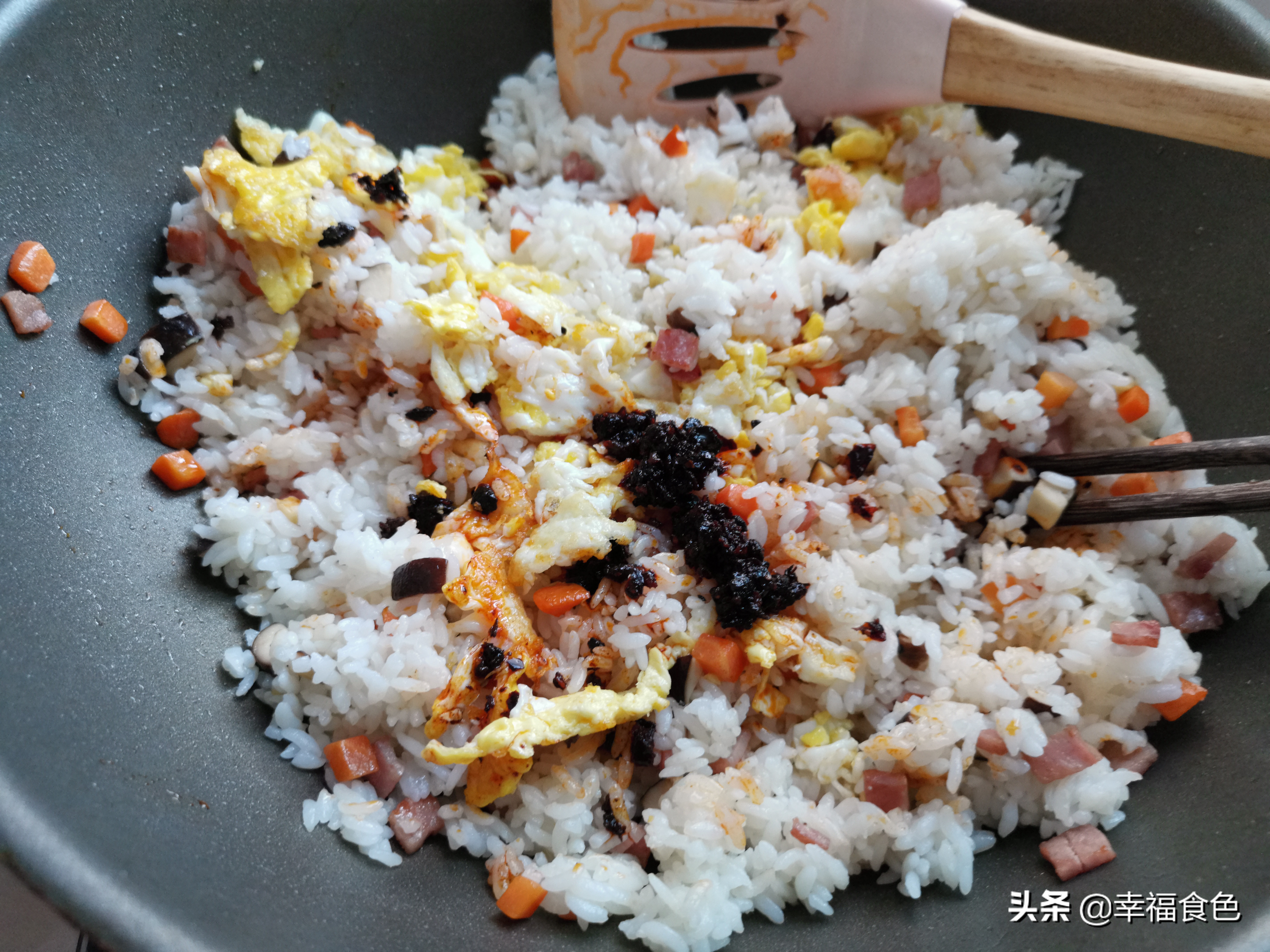 老干妈炒饭怎么做（家常美味老干妈炒饭锁住家人的胃）