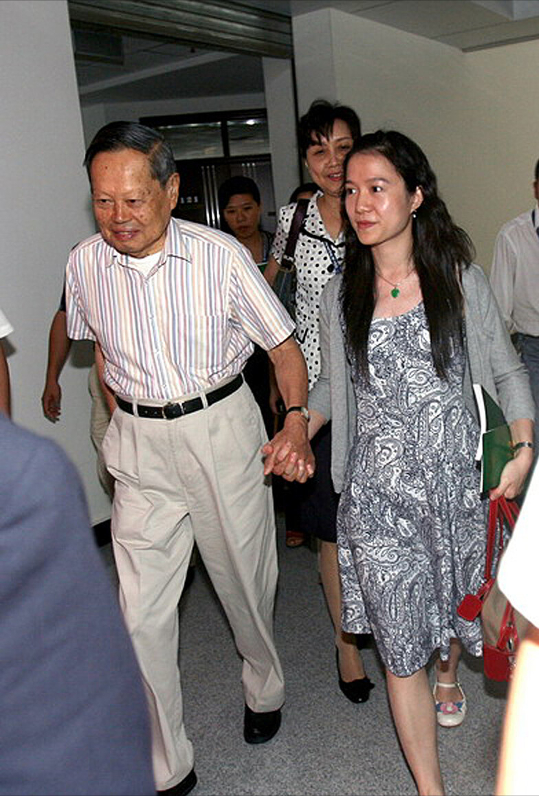 杨振宁与翁帆的孩子杨振宁一家六口合照首曝光翁帆与仨继子同框比最小