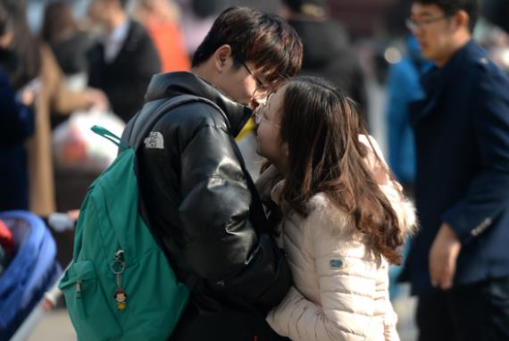 云南一大学一对情侣，不顾台下其他同学，在操场看台上亲密拥抱