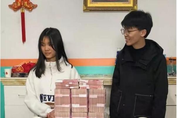 小情侣的订婚现场太豪横，68万彩礼堆成小山，女生颜值成亮点