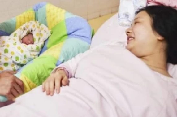 女大学生凌晨宿舍内生子，一个9斤重男孩，舍友：不是第一胎了