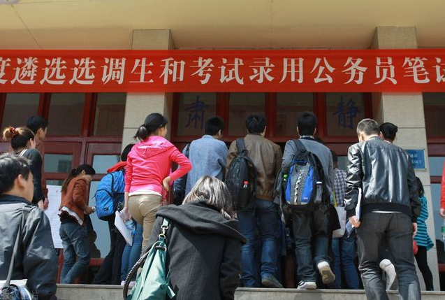 大学生迎来好消息，满足条件就可成为公务员，身份还是干部级别