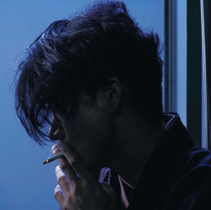 男人抽烟霸气图片