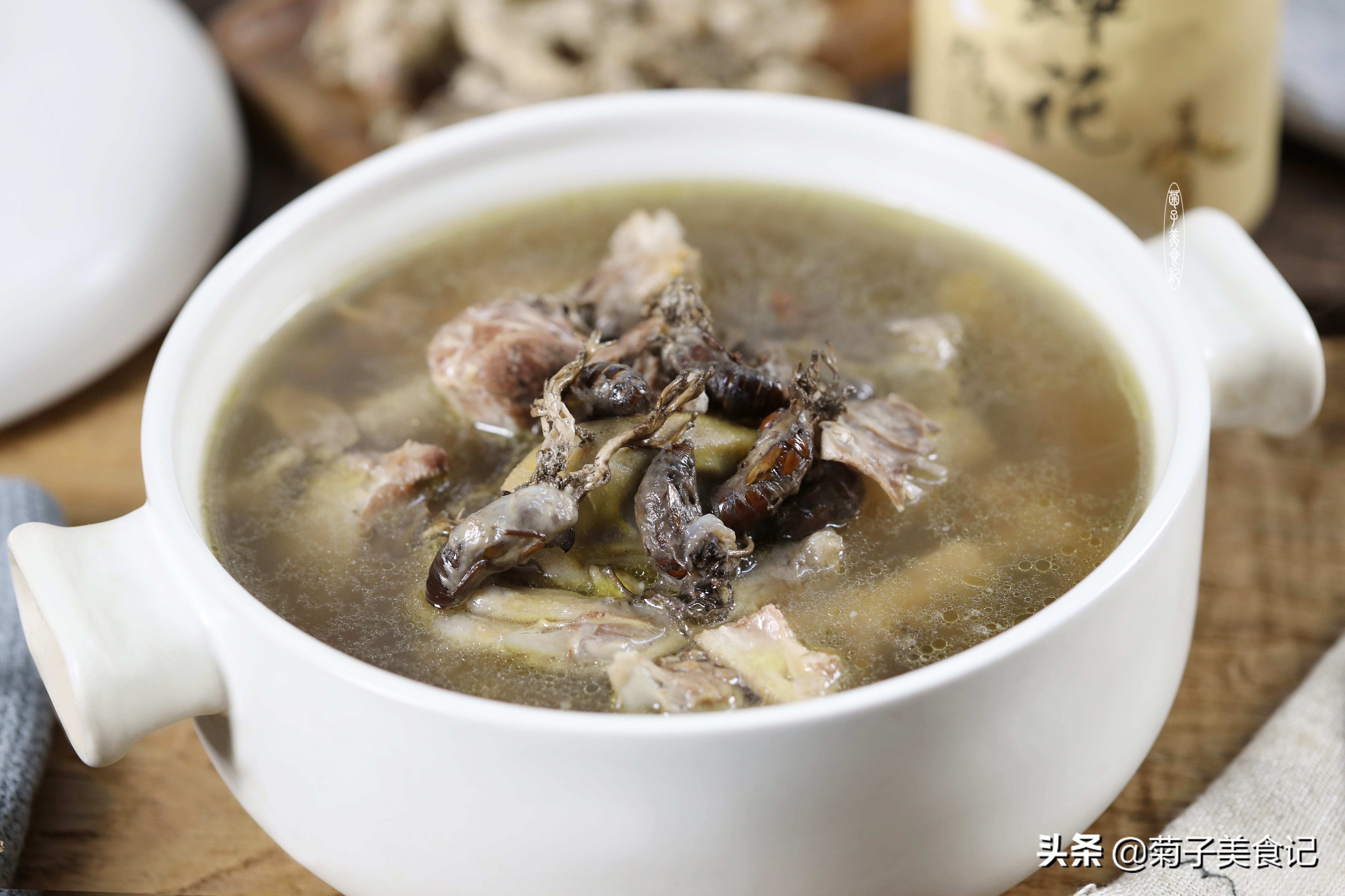 干黄花菜炖鸭汤的做法(香气四溢，家常美味炖鸭心法)
