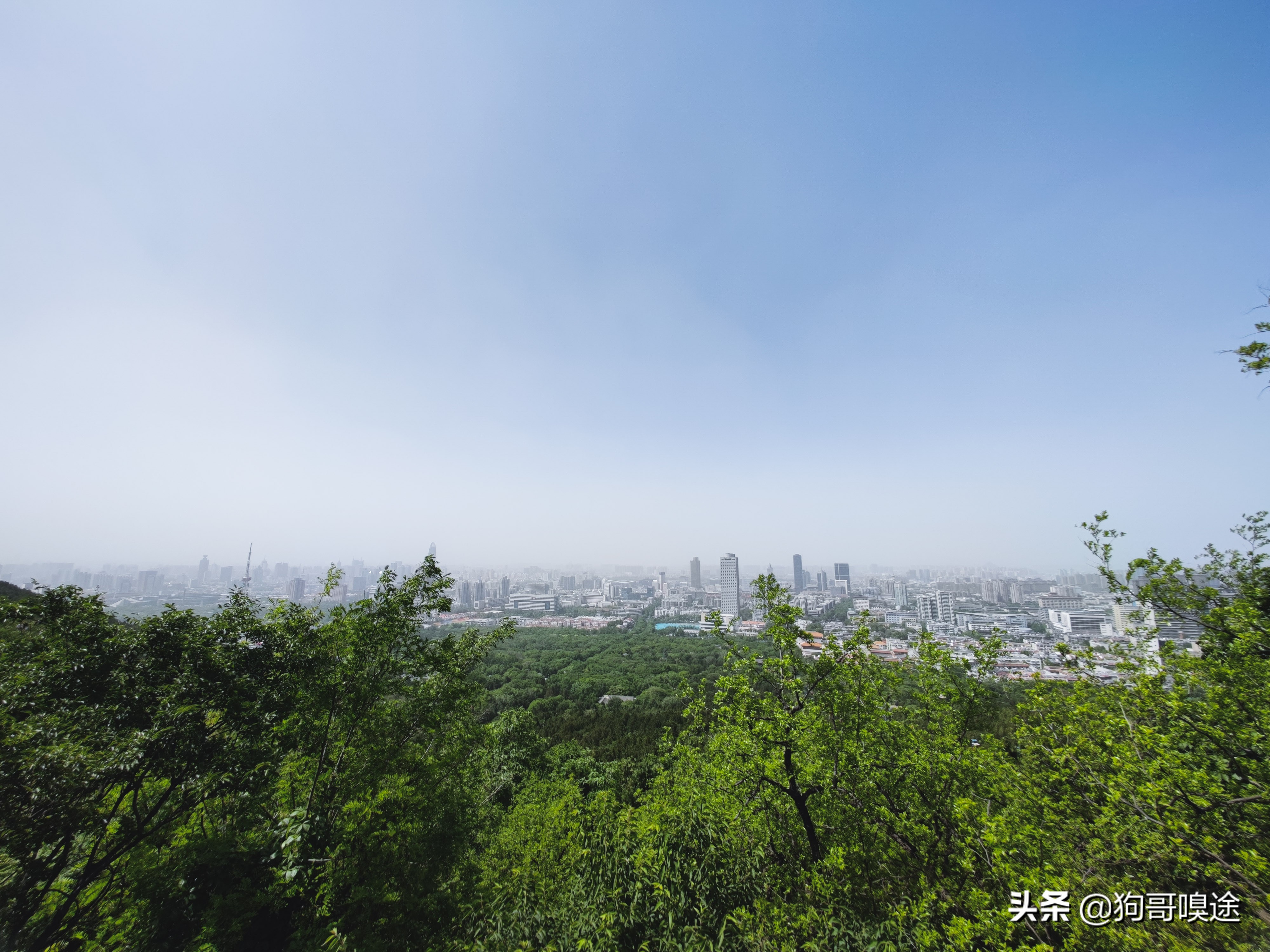 济南市区南部有座千年名山，是济南的地标景点，可以俯瞰市区全貌