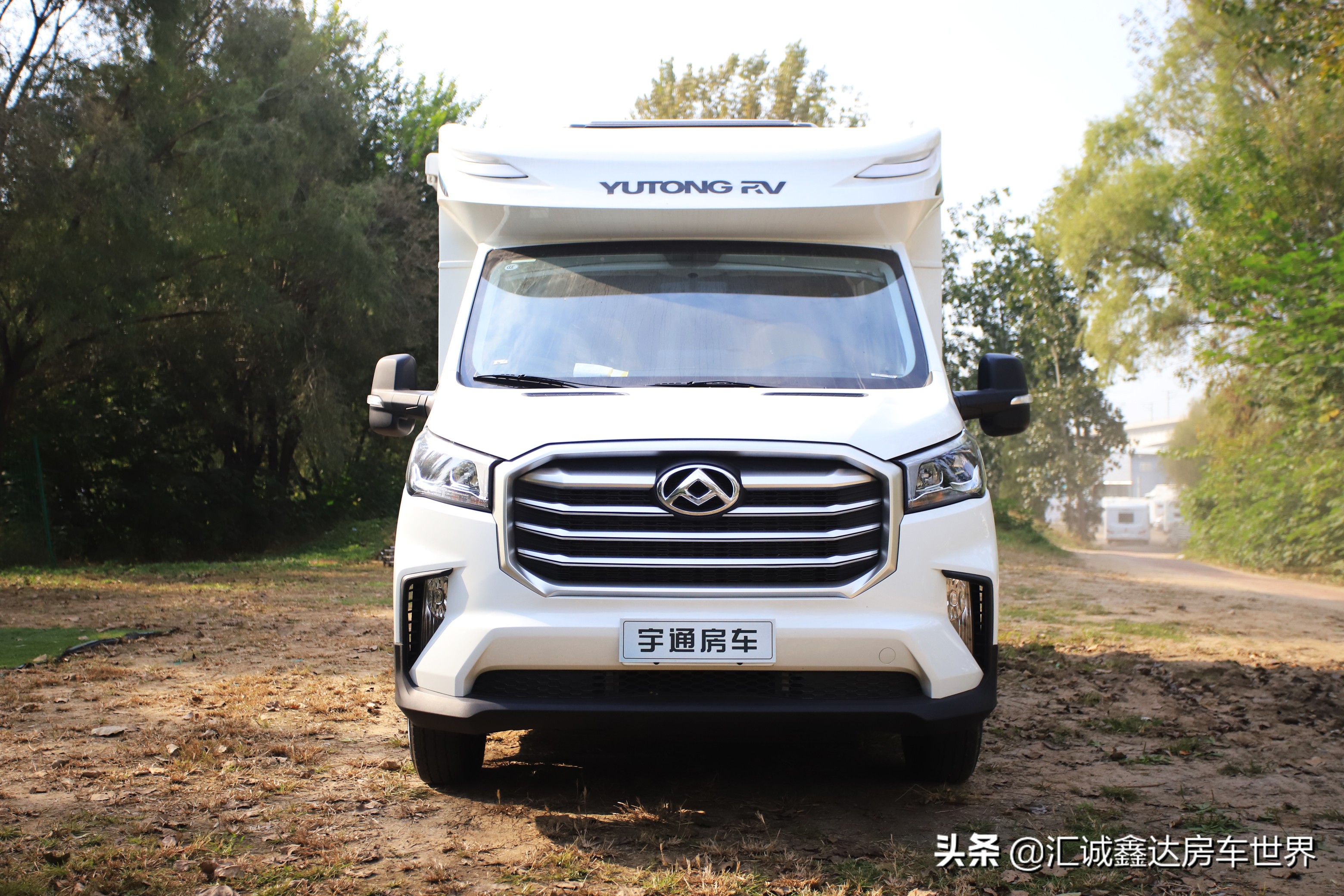 宇通新款4人版小顶房车上市!动力强配置高,内外全新设计,c照开