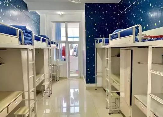 大一新生开学，寝室选择床位也有“讲究”，4人寝很容易踩坑