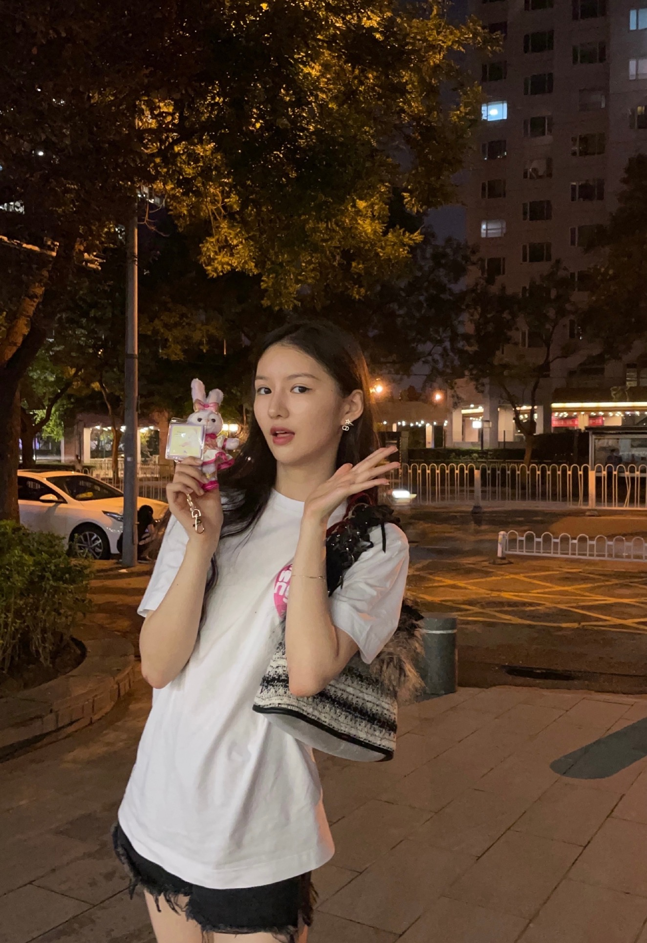 15岁李嫣与闺蜜聚会，穿短裤背心大秀好身材，疑穿辱华品牌引争议