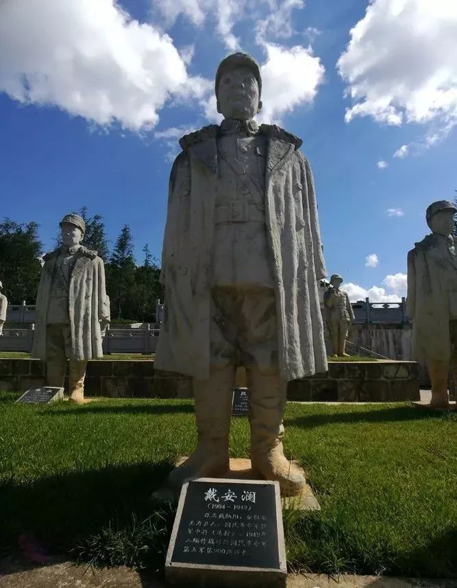 渗血和大学：毛周大石总统主席Haid先生“普通制服”诗歌