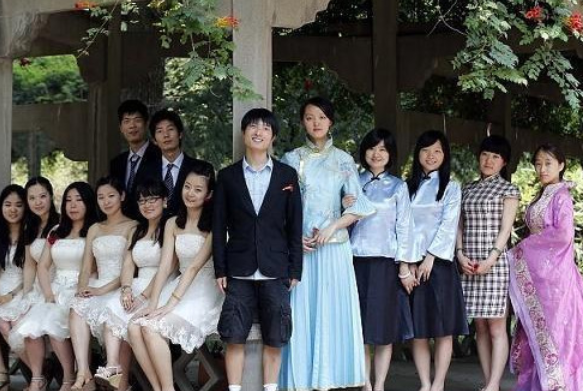 大学生拍创意毕业照走红，造型让人脑洞大开，为啥当初我没想到？