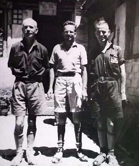 1938年毛主席接见白求恩，随后白求恩在日记中写下：这是一个巨人