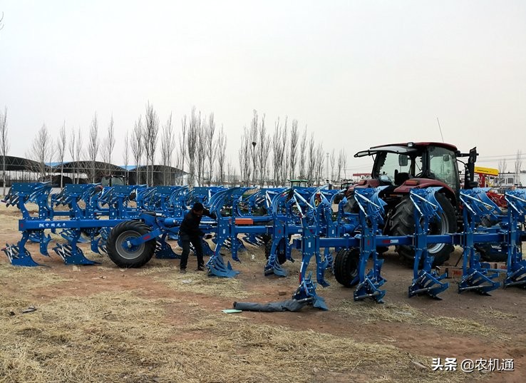 民族品牌的驕傲：十臺(tái)凱斯拖拉機(jī)配套十架龍豐犁