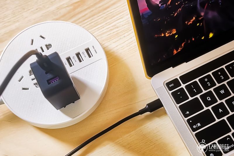 解决充电烦恼选绿联65W氮化镓三口充电器