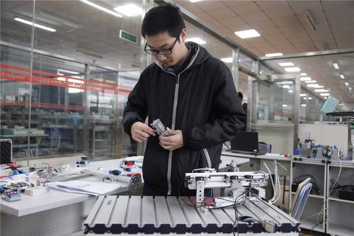 如何挑选好高职？这所大学将高铁“开”进校园，就业率高达98%