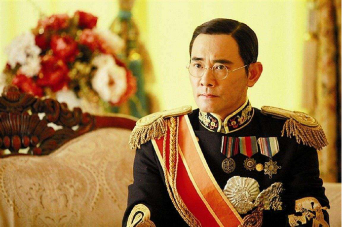 他主动勾搭日本关东军，只为光复大清，忠心应该被理解原谅吗？