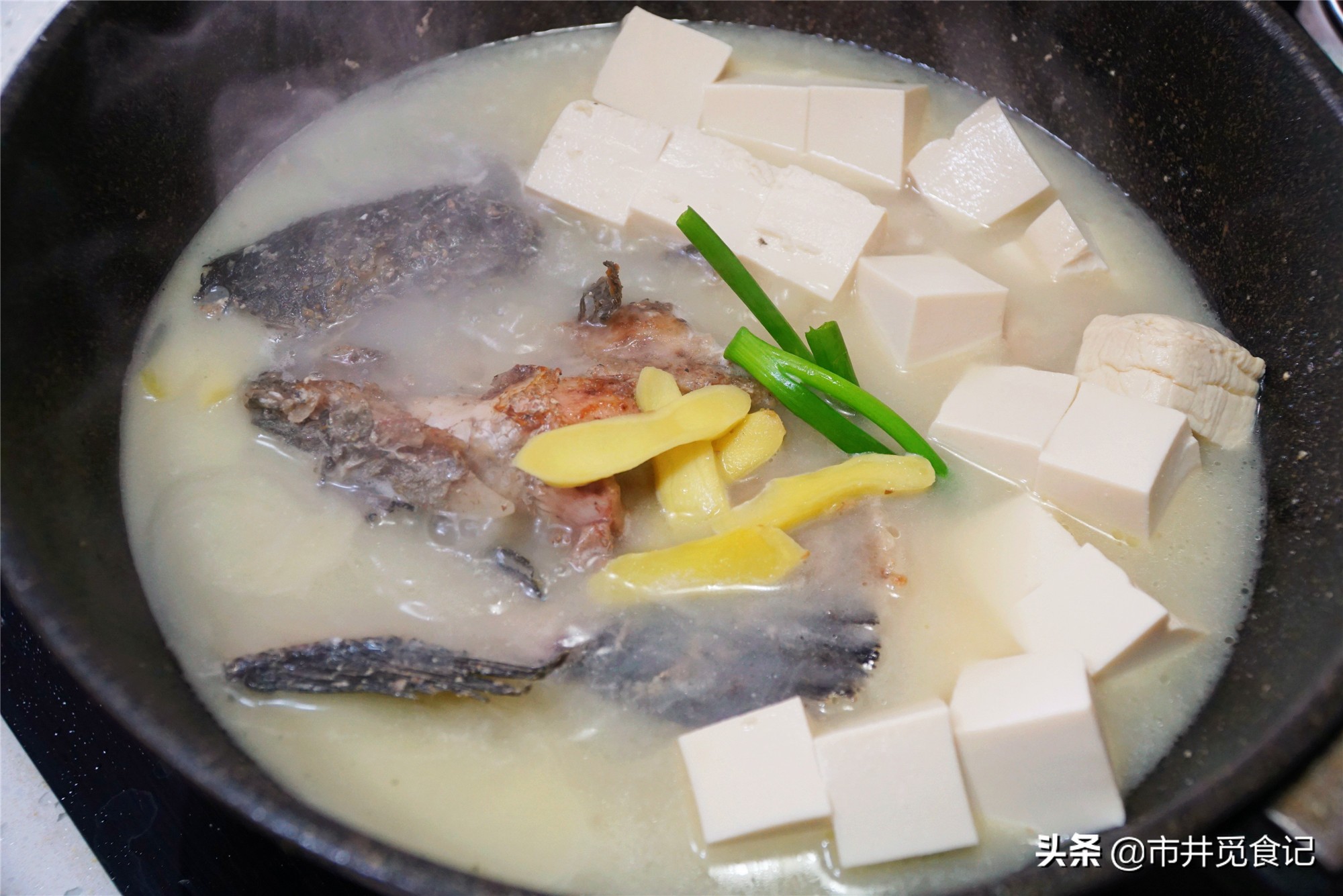 煮鱼汤时，加水时间很重要，这样做汤又白又鲜，还没腥味
