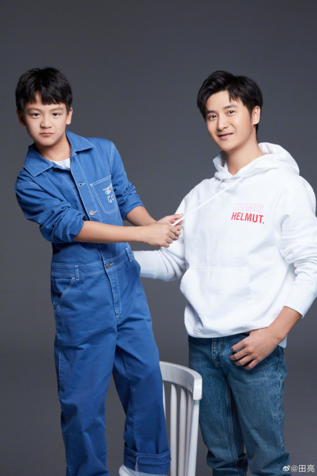 田亮晒与儿子写真，小亮仔插兜耍帅被调侃：想帅过老爸再等两年