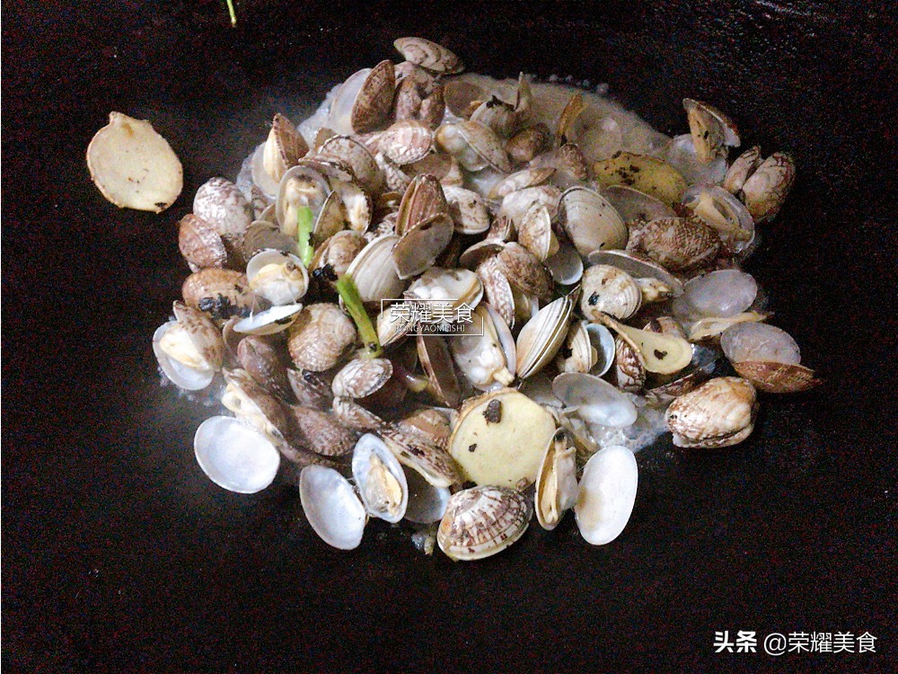 炒花蚬子前，让蚬子吐净泥沙和洗净是很有必要的，赶紧告诉家人