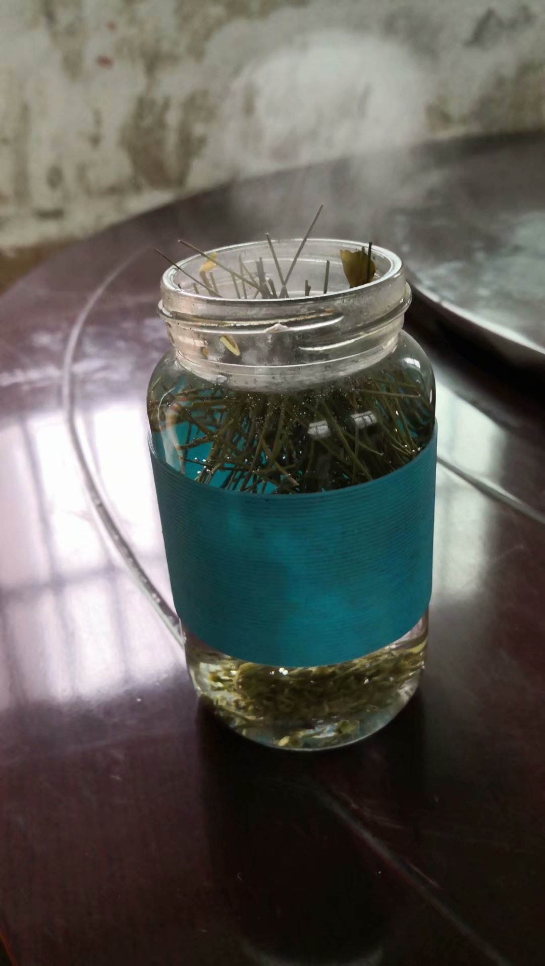 老友在鄂西山中,利用驻村空闲,自制美味松针茶