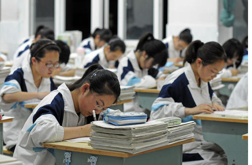 “硬核学霸”何碧玉：14岁高考以750分成状元，多年无人超越