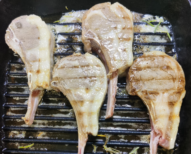 古有曹植七步作诗，今有我五步烤羊排，不输新疆正宗味道